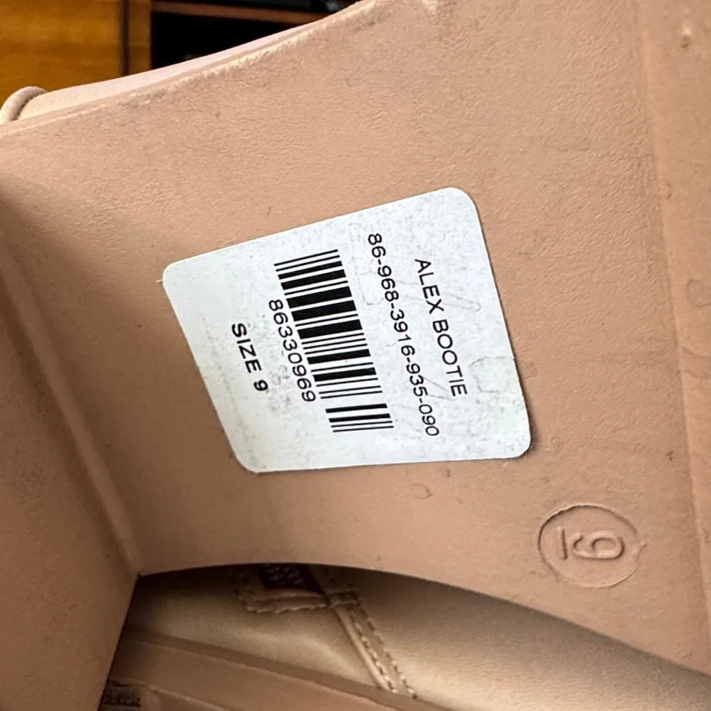 🌼NEW YORK & COMPANY🌼 Tan Alex Booties, Size 9
